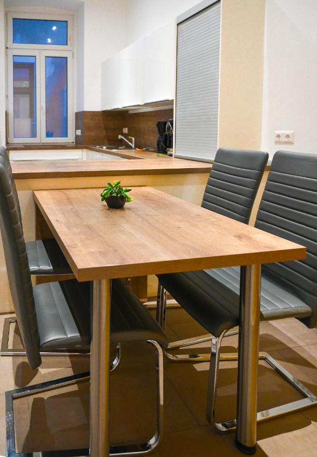 Modern Apartment Wiener Stadthalle Bagian luar foto